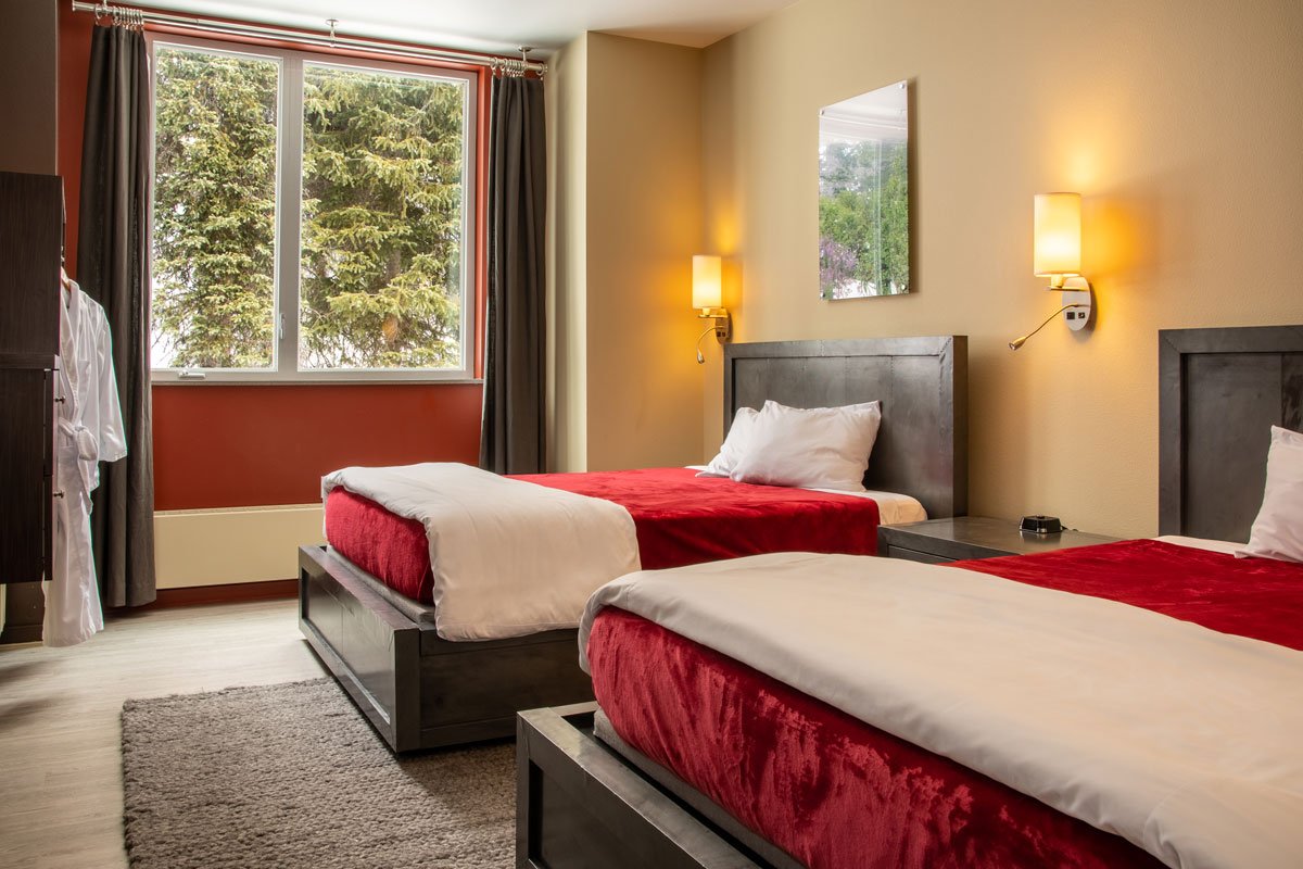 Double room with two beds at the Tsaina Lodge